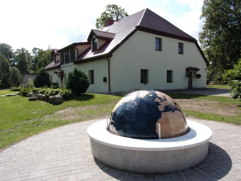 Atklāj parku pie Kr.Valdemāra dibinātās jūrskolas Engurē