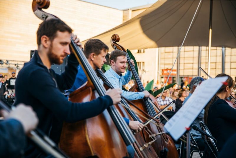 Uz “Origo Summer Stage” Linda Leen un citi mākslinieki ieskandina festivālu “LNSO vasarnīca”.