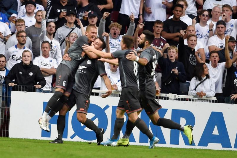 “Riga” futbolisti pēc vārtu guvuma.