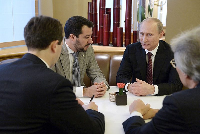 Itālijas premjerministra vietnieks un partijas “Līga” vadītājs Mateo Salvini (no kreisās), tolaik vēl partijas nacionālais sekretārs, apspriežas ar Krievijas prezidentu Vladimiru Putinu Āzijas un Eiropas samitā Milānā 2014. gada oktobrī.