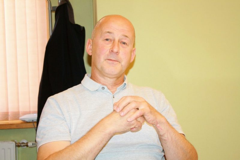 Aigars Dudelis: “Droši vien mēs, mežsaimnieki, par maz cilvēkiem esam stāstījuši, ka mežs pirms nociršanas tiek arī rūpīgi izkopts, bet pēc nociršanas tiek iestādīts no jauna un kopts atkal. Nebūtu par skaļu teikt, ka lolots”