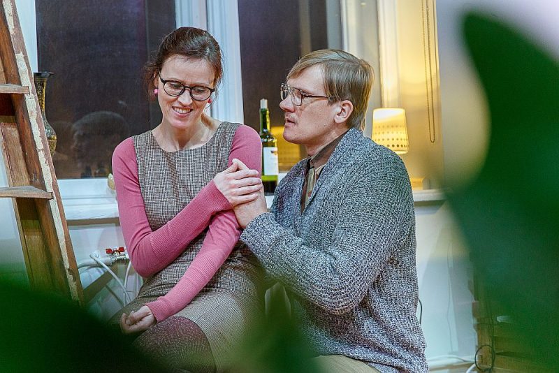 Skats no Alekseja Slapovska lugas “Antālija” iestudējuma Cēsu Mazajā teātrī. Režisore – Anita Sproģe, aktieri – Ilze Lieckalniņa un Gatis Gāga.