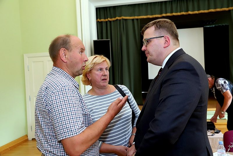 Ministrs Juris Pūce (no labās) diskutē ar iedzīvotājiem Apē.