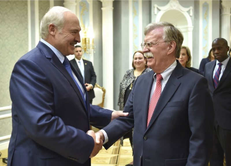 Aleksandrs Lukašenko (foto – no kreisās) un Džons Boltons.