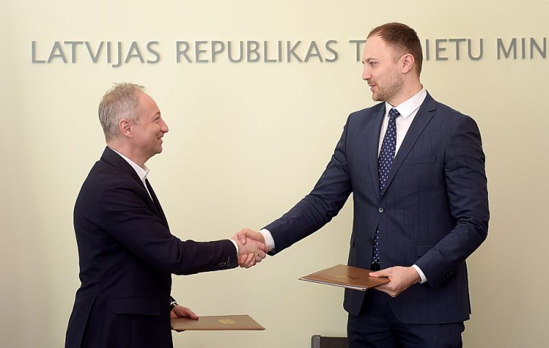 Iepriekš iekšlietu ministrs Sandis Ģirģens (no labās) un tieslietu ministrs Jānis Bordāns vienojušies par ciešāku sadarbību, tomēr pēdējā laikā starp abiem notiek asa vārdu pārmaiņa.