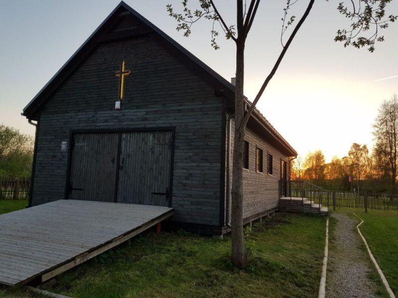 Carnikavas novada centrā, blakus Svētku laukumam, netālu no gājēju tilta pār Gauju, pie “Laivu mājas”.