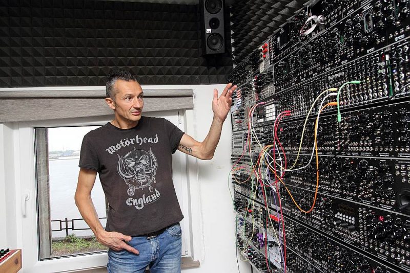“Erica Synths” dibinātājs un īpašnieks Ģirts Ozoliņš: “Audioiekārtu un elektronikas ražošanas nozare Latvijā vienmēr turējusies uz atsevišķu apbrīnojamu skaņu inženieru pleciem. Šobrīd Latvijā ir labākā infrastruktūra elektronikas produktu ražošanai pasaulē.”