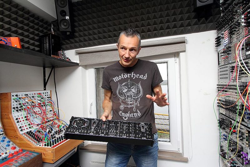 “Erica Synths” dibinātājam un līderim, bijušajam reklāmas aģentūras vadītājam Ģirtam Ozoliņam izdevies jaunības dienu hobiju pārvērst par nopietnu biznesu: “Gan klienti, gan vairumtirgotāji saka, ka mums ir viena no vislabākajām modulāro sintezatoru ražošanas kvalitātēm tirgū.”