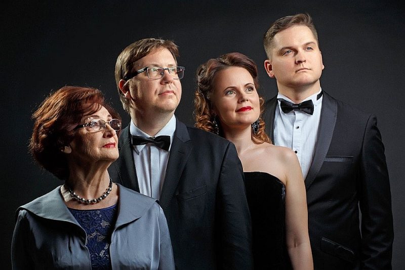 No kreisās: Olga Dreģe, Mārtiņš Zilberts, Inga Šļubovska-Kancēviča un Juris Jope.