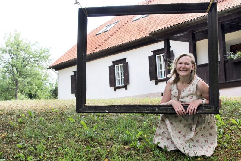 Inese: “Man šķiet, ka latvieši vispār ir malači, nemet plinti krūmos. Daļa gan aizbrauc, bet daudzi paliek un strādā. Un mēs, palicēji, visu laiku gudrojam ko jaunu. Svarīgākais – trāpīt īstajā vilnī.”