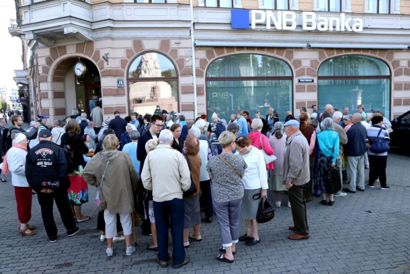 Rindas pie “PNB bankas”.
