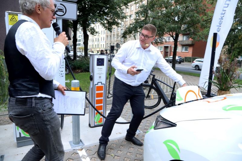 “Latvenergo” atklāj elektromobiļu uzlādes staciju Rīgā.