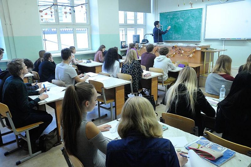 Visbiežāk trūkst dabaszinātņu, matemātikas, tehnoloģiju un valodu jomas skolotāju.