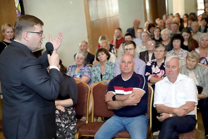 “Jo lielāks kopīgais budžets, jo lielākas, drosmīgākas aktivitātes var īstenot,” diskusijā jaunpiliešiem saka ministrs Juris Pūce.