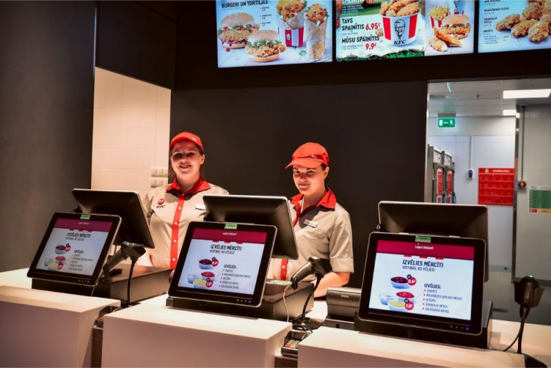 “Akropolē” darbu sācis jaunais KFC restorāns