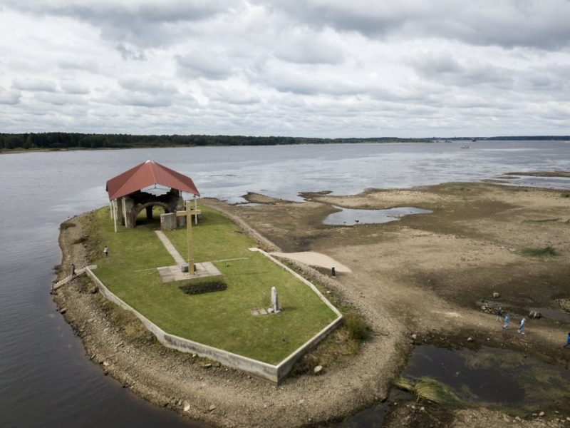Daugavas gultne pie Svētā Meinarda salas Ikšķilē, kur katru gadu augustā tiek samazināts ūdens līmenis.