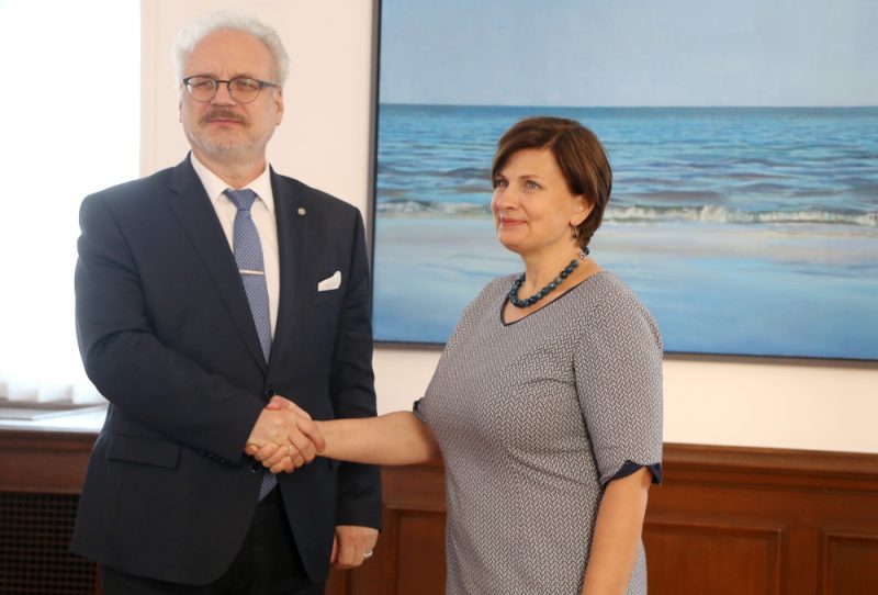 Valsts prezidents Egils Levits un veselības ministre Ilze Viņķele tikšanās laikā Rīgas pilī.