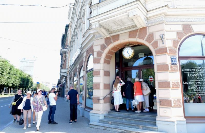 Pēc Eiropas Centrālās bankas atzinuma, slēgta “PNB banka”.