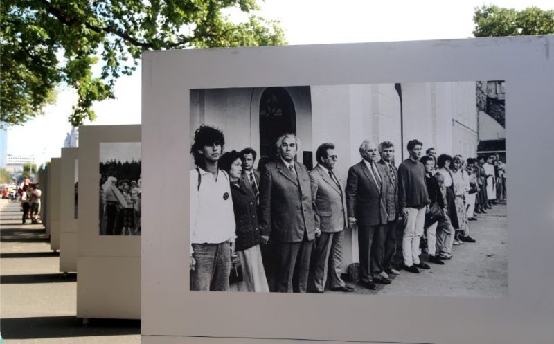"Baltijas ceļam" veltītā lielformāta fotoizstāde "Akcija "Baltijas ceļš 1989"" Brīvības laukumā.