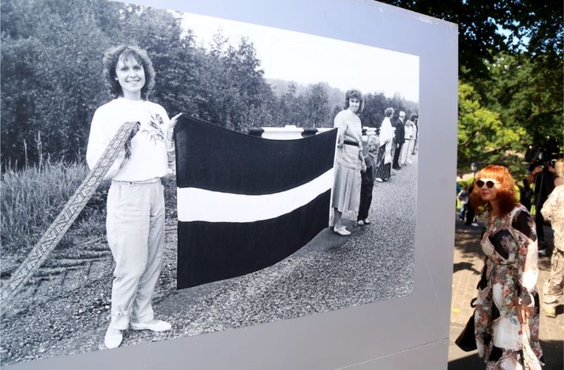 "Baltijas ceļam" veltītā lielformāta fotoizstāde "Akcija "Baltijas ceļš 1989"" Brīvības laukumā.