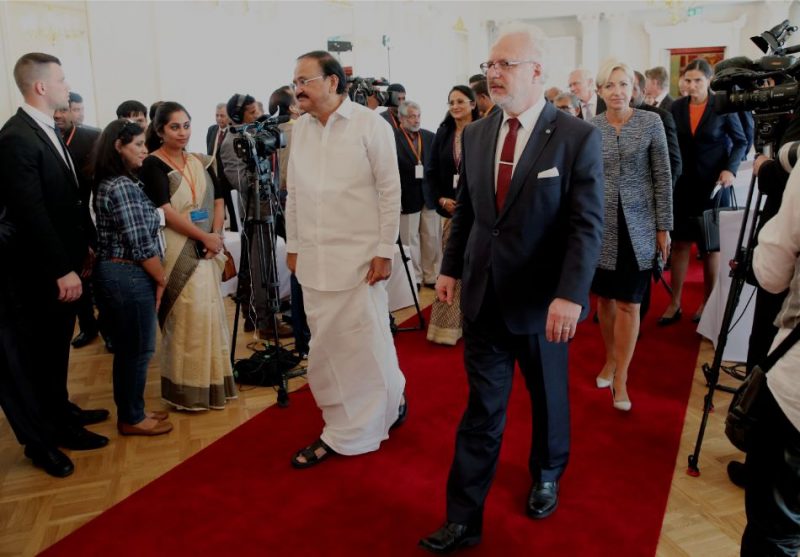 Valsts prezidents Egils Levits (no labās) un Indijas viceprezidents Venkaia Naidu preses konferences laikā Rīgas pilī.