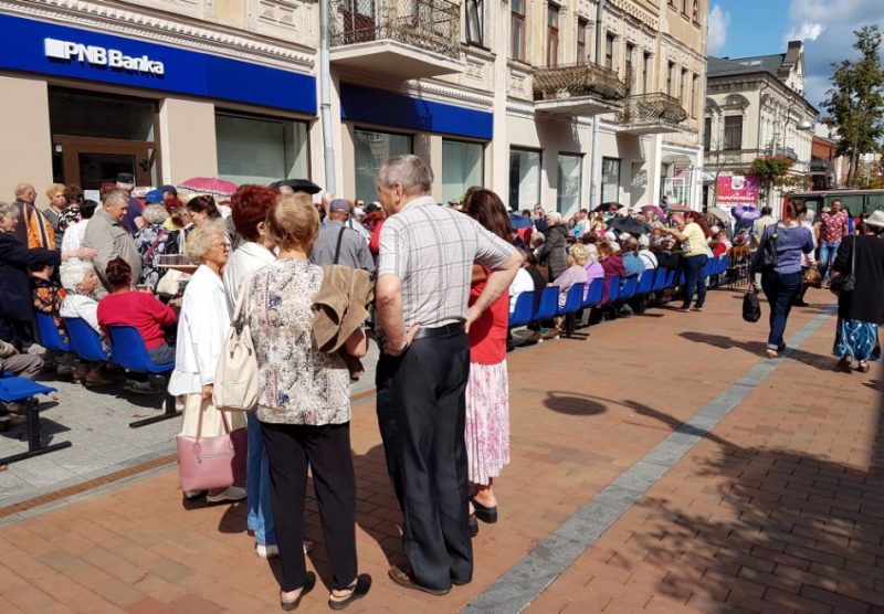 Klientu rindas pie “PNB bankas”; Daugavpilī, kur sākušās garantēto atlīdzību izmaksas.