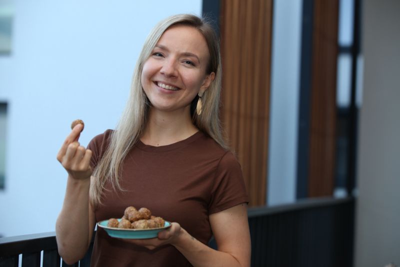 Laine Rūdolfa ceļu uz vegānismu izvēlējusies ētisku un ekoloģisku apsvērumu dēļ. Šīs vasaras Vegānfestivāla meistarklasē viņa rādīs gluži vai konditorejas brīnumus, piemēram, kā konservēto zirņu šķidrumu pārvērst gaisīgā bezē.