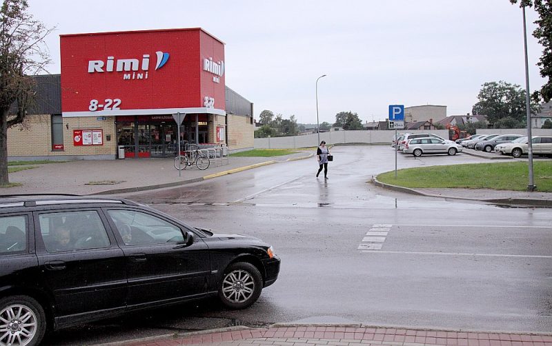 Tukumā “Lidl” piebraukšanai vēlējies izmantot zemi, kas pieder “Rimi Latvia”, taču pēdējais šo saskaņojumu nav devis. “Lidl” (kas būvē veikalu aiz attēlā redzamās sētas) pats veidos divus iebraucamos ceļus no otras puses – viens būs no Kurzemes ielas un otrs no Raudas ielas.