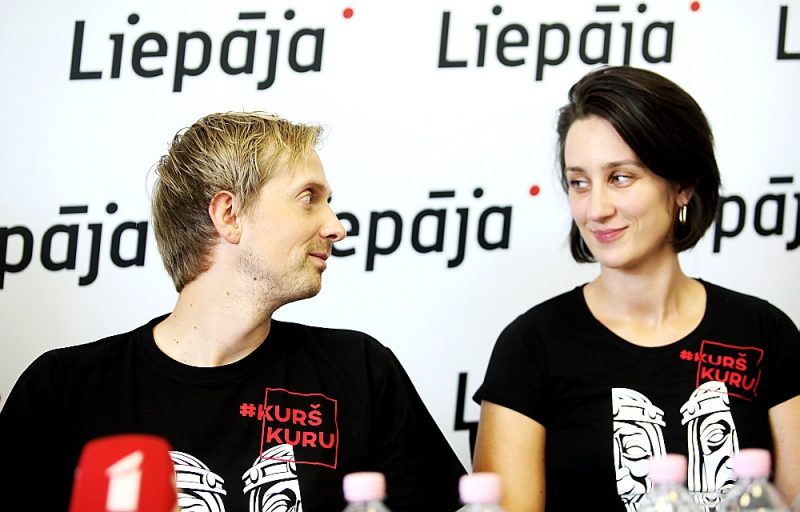Režisors Elmārs Seņkovs gatavojas debijai uz Liepājas teātra skatuves ar izrādi “Runā, Šekspīr!”, kuru veido kopā ar dramaturģi Rasu Bugavičuti-Pēci.