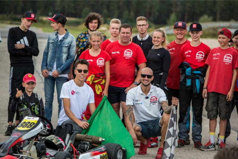 Probācijā esošie jaunieši “LMT Autosporta Akadēmijas” nometnē kopā ar mentoriem.