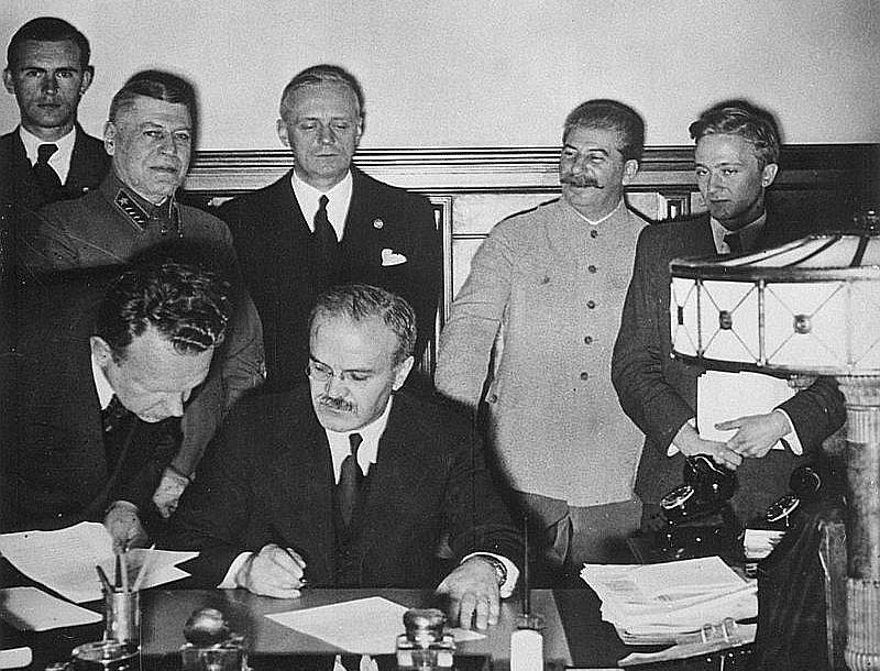 Molotova–Ribentropa pakta parakstīšana.