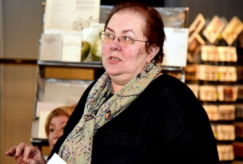 Liegas Piešiņas veidotajā “LR3” raidījumā “Grāmatu stāsti” sarunas ir kā literatūrai līdzvērtīgs pielikums. Vēl viens kvalitatīvs teksts, jo piedāvā citur neatrodamas domas, iedziļināšanos.