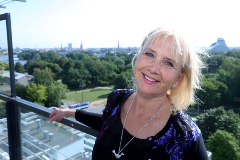 Latviešu izcelsmes Holivudas komponiste Lolita Ritmane ir pabeigusi ierakstīt mūziku, ko radījusi pēc Aleksandra Grīna romāna “Dvēseļu putenis” motīviem topošajai filmai, un kopā ar vīru Marku Matsonu, kurš ir skaņu režisors, jau atgriezusies Losandželosā. Augusta beigās viņa dosies uz Ķelni, kur lasīs lekcijas par filmu mūziku, bet septembrī būs Ņujorkā, lai dotos uz Linkolna centrā rīkoto koncertu, kurā tiks atskaņoti arī viņas trīs jaunie skaņdarbi. Tas būs veltījums sievietēm, stāsts par viņu centieniem iesaistīties sabiedriskajā dzīvē un sasniegt nozīmīgas lietas.