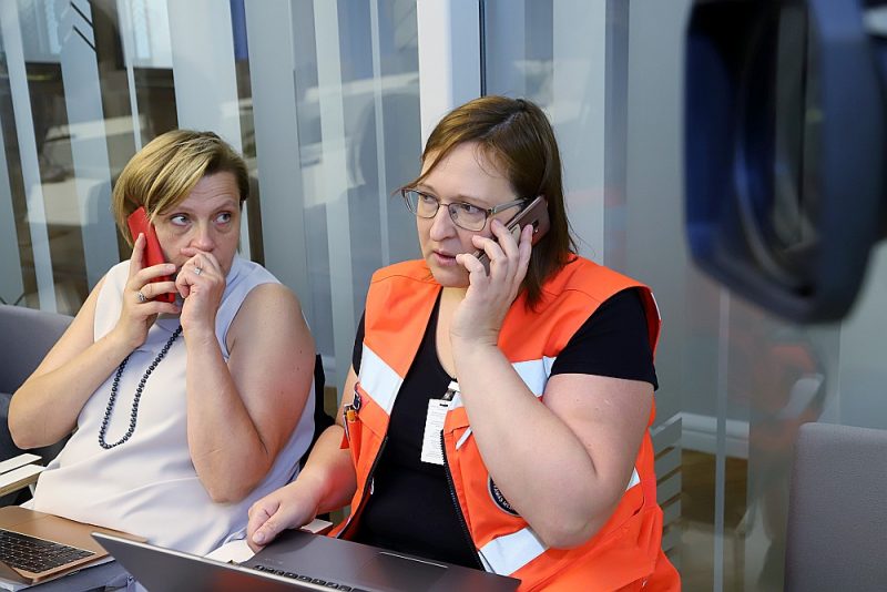 Latvijas Ārstu biedrības prezidentei un ģimenes ārstei Ilzei Aizsilniecei (no kreisās) un Neatliekamās medicīniskās palīdzības dienesta vadītājai Lienei Cipulei arī Saeimas komisijas sēdē darba pilnas rokas.
