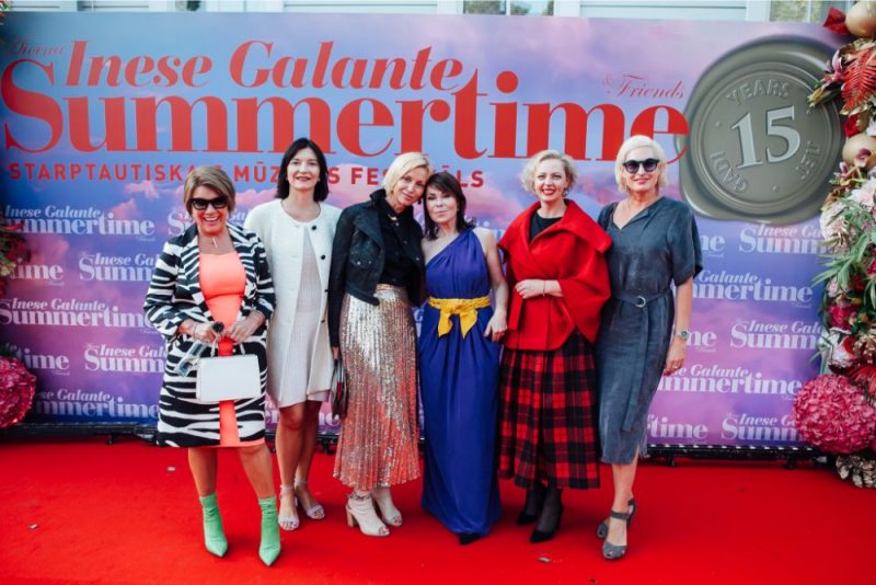 Slavenības, miljonāri un mūziķi pulcējas festivālā “Summertime – aicina Inese Galante”.