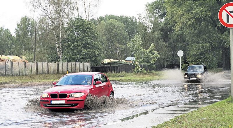 Ātrumu novērtēt varam pēc šļakatas augstuma. Sarkanais “bembis”, šķiet, pieder pie pareizajiem. Sekotājs – pārāk ātrs.