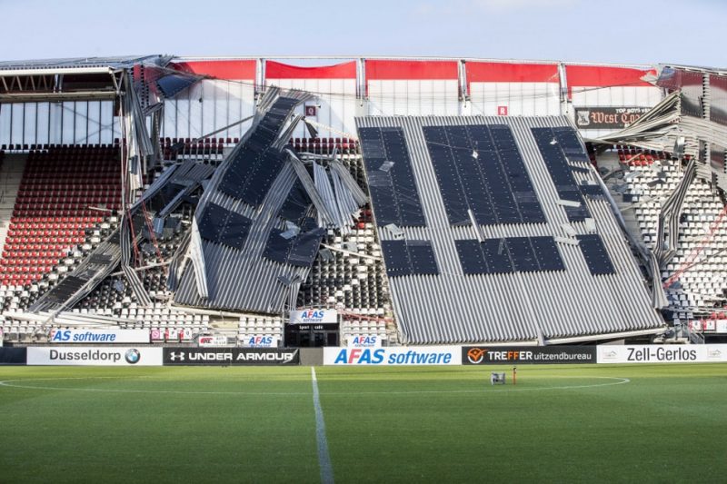 Alkmāras stadiona iebrukušais jumts.