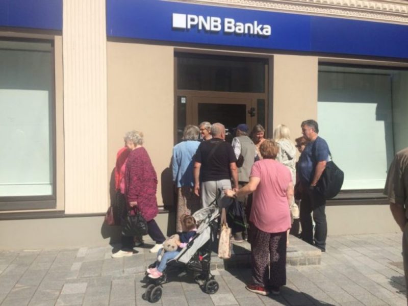 Cilvēku rinda pie slēgtās “PNB bankas” Daugavpilī.