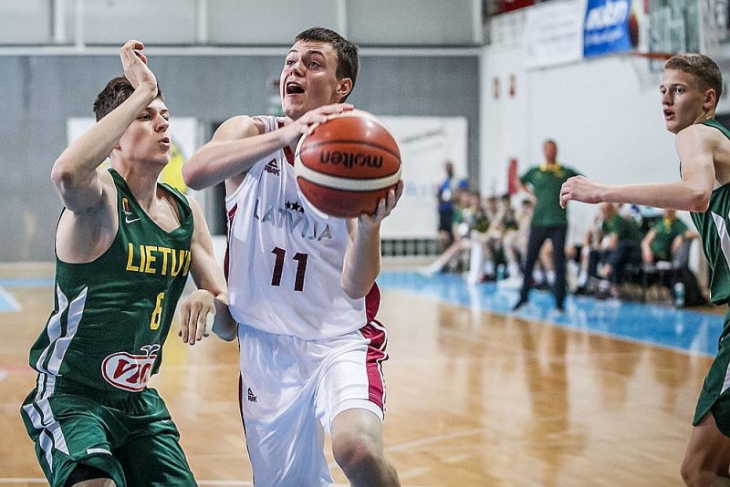 Valters Briedis (nr. 11) spēlē pret Lietuvu.