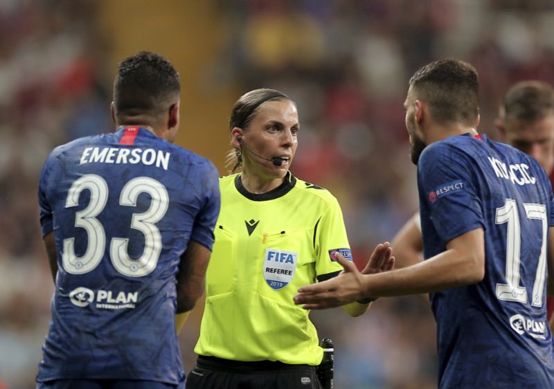 Stefānija Fraparta “Chelsea” spēlētāju ielenkumā.