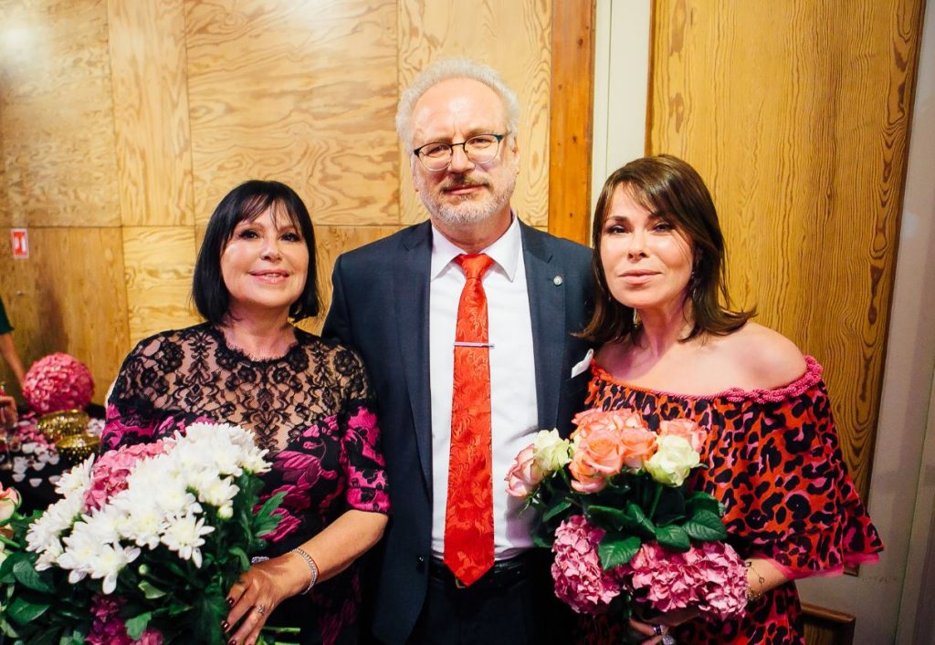 Operdziedātāja Inese Galante ar Latvijas prezidentu Egilu Levitu un meitu Diānu.
