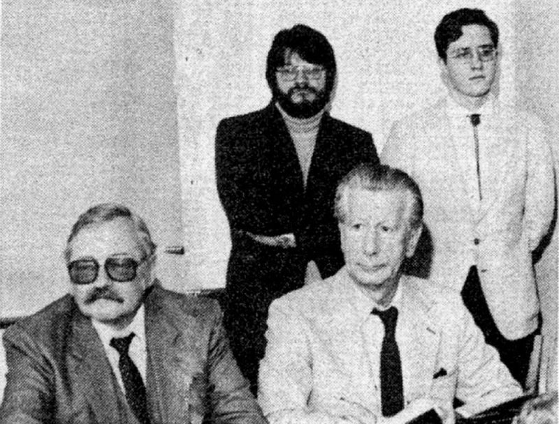 Imants Lešinskis un Uldis Ģērmanis preses konferencē Stokholmā 1982. gada 21. janvārī. Aizmugurē pirmais no kreisās Atis Lejiņš. Foto no trimdas laikraksta “Latvija”.