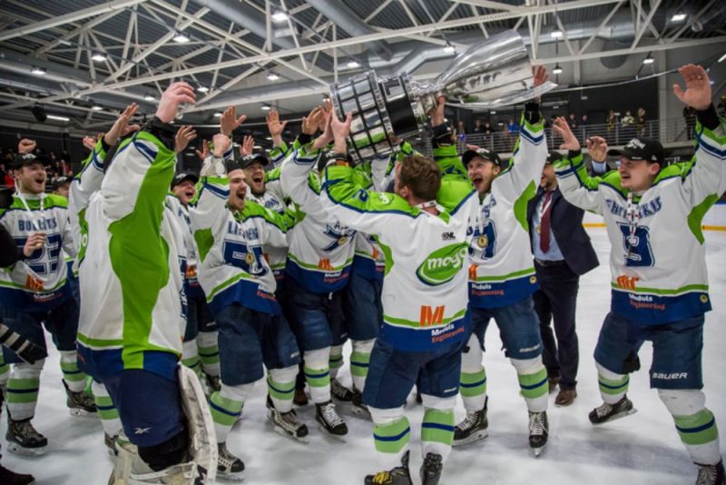 HK “Mogo” hokejisti pavasarī virs galvas cēla Latvijas čempionu kausu.