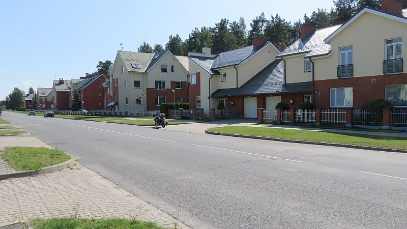 Murjāņu ielas kotedžas Rīgā, vienā no kurām iebrauca mersedess.