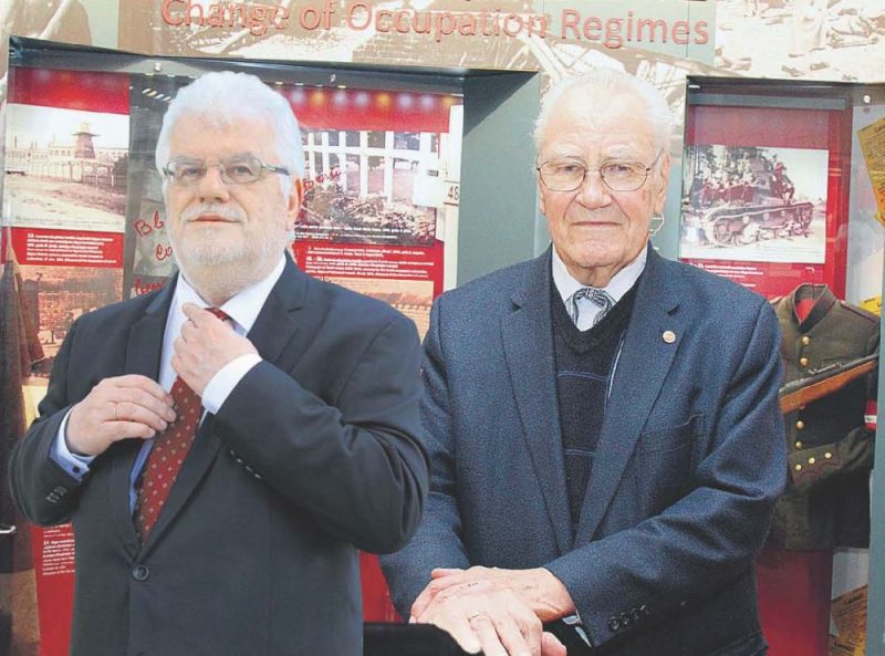 Latvijas Okupācijas muzeja biedrības valdes priekšsēdis Valters Nollendorfs (no labās) un nu jau bijušais muzeja direktors Gunārs Nāgels.