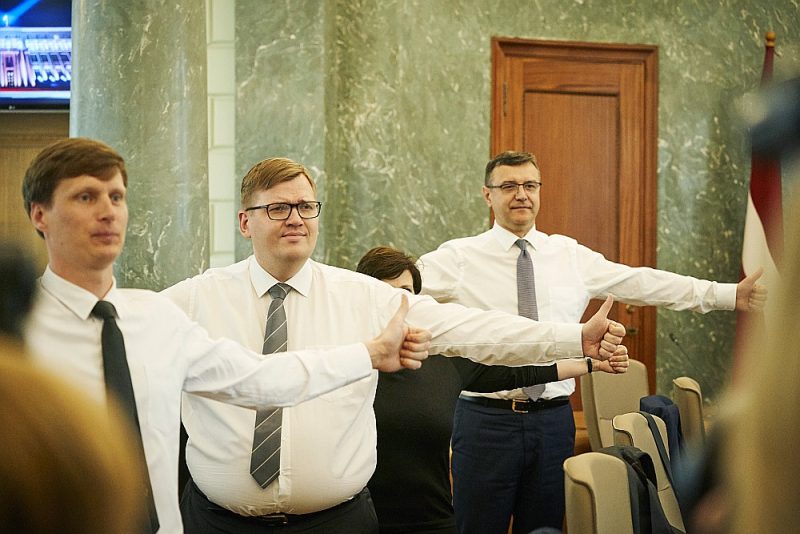 Vides aizsardzības un reģionālās attīstības ministram Jurim Pūcem (vidū) būs ko papūlēties, lai pārliecinātu koalīcijas partnerus Saeimā pieņemt ar reformu saistītos likumus.