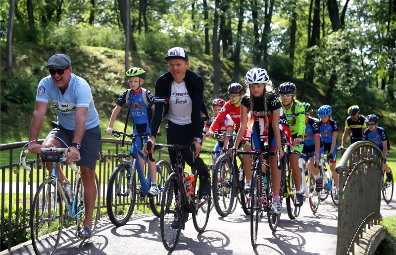 Toms Skujiņš (vidū) aicina velobraukšanas entuziastus piedalīties29. Vienības braucienā.