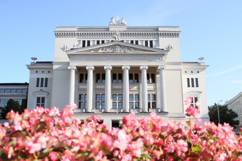 Īpaši vasarā Rīgas Baltais nams izskatās skaisti un reprezentatīvi, tomēr ēka brēktin brēc pēc remonta.