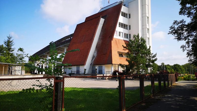 Ugunsdzēsēji glābēji dzēš Siguldas trases jumtu.
