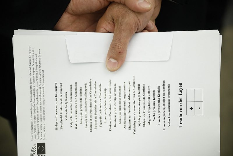 Kopš Eiropas Parlaments 16. jūlijā par Eiropas Komisijas priekšsēdētāju ievēlēja bijušo Vācijas aizsardzības ministri Urzulu fon der Leienu (EK vadītājas amatā viņa oficiāli stāsies 1. novembrī), sabiedrība Latvijā vairāk interesējas, kā viņas uzvārds atveidojams latviešu valodā.